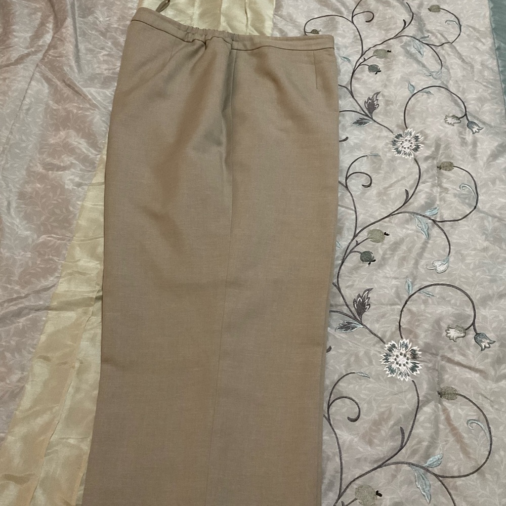Jones Studio 18W like new womens slacks tan.  40 - 44” waist. 31” inseam